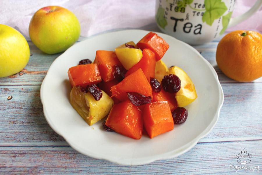 Тыква с яблоками и вяленой клюквой в духовке