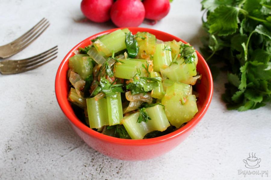 Жареные стебли сельдерея с помидорами и луком