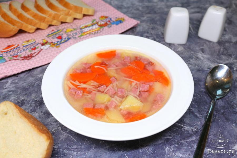 Суп с колбасой сервелат