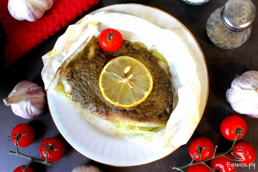 Тилапия под соусом песто в пергаменте