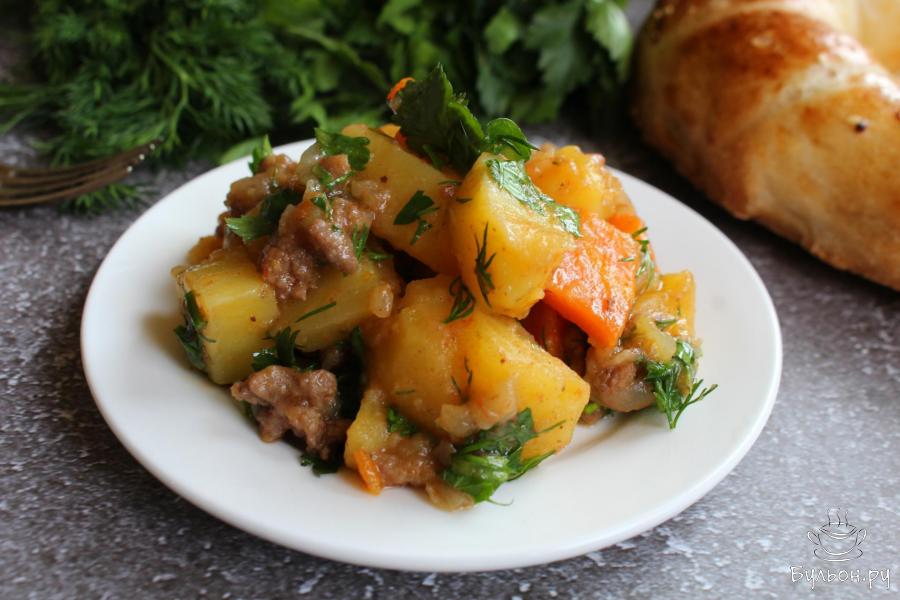 Овощное жаркое с мясным фаршем и зеленью