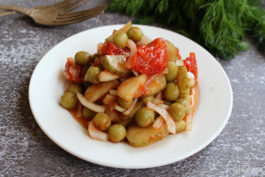 Зимний салат из маринованных овощей с горошком