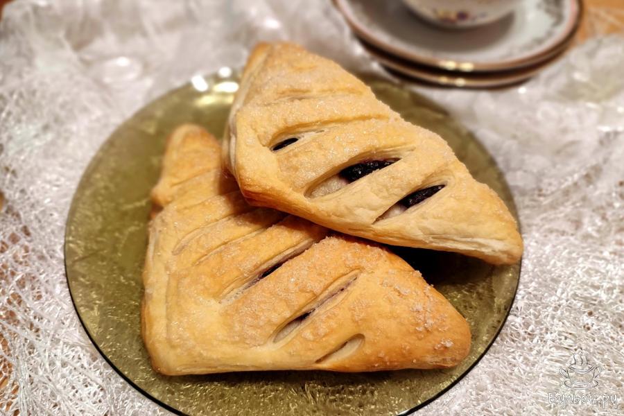 Слойки из дрожжевого слоеного теста с вареньем