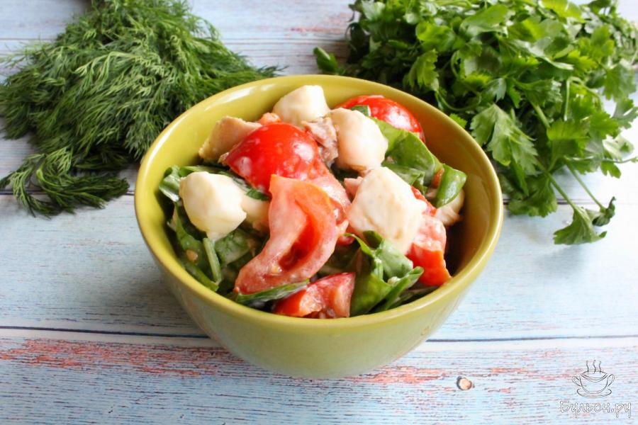 Салат с помидорами, щавелем, сыром и куриным мясом