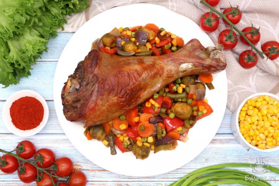 Голень индейки с чесноком и перцем