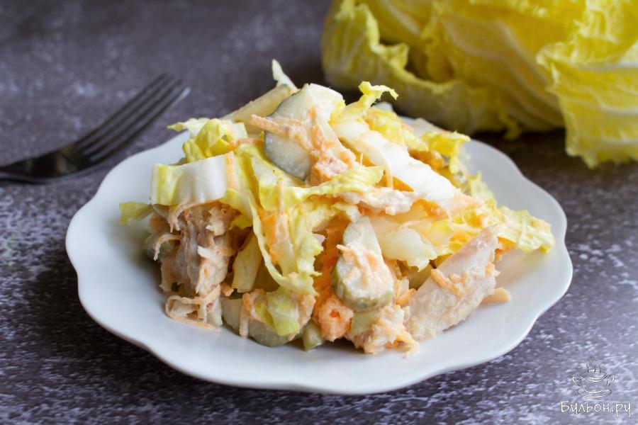 Салат из пекинской капусты с вареной курицей и огурцами