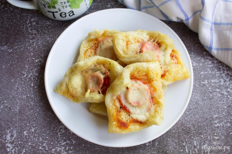 Слойки с сосисками и сыром из готового теста