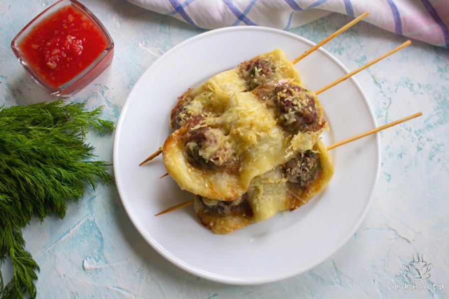 Мясные шарики с сыром и слоеным тестом на шпажках в духовке