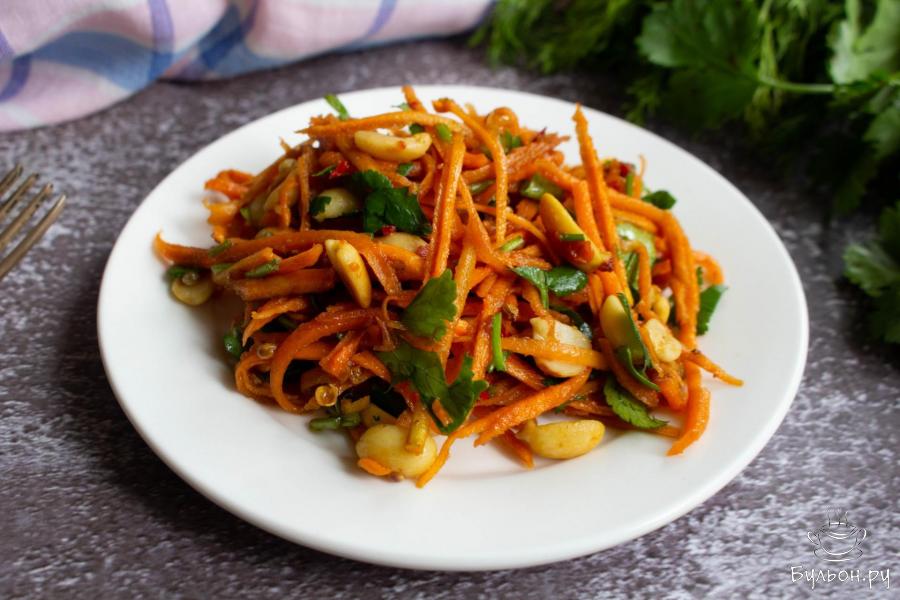 Салат из моркови с соленым арахисом, чесноком и зеленью