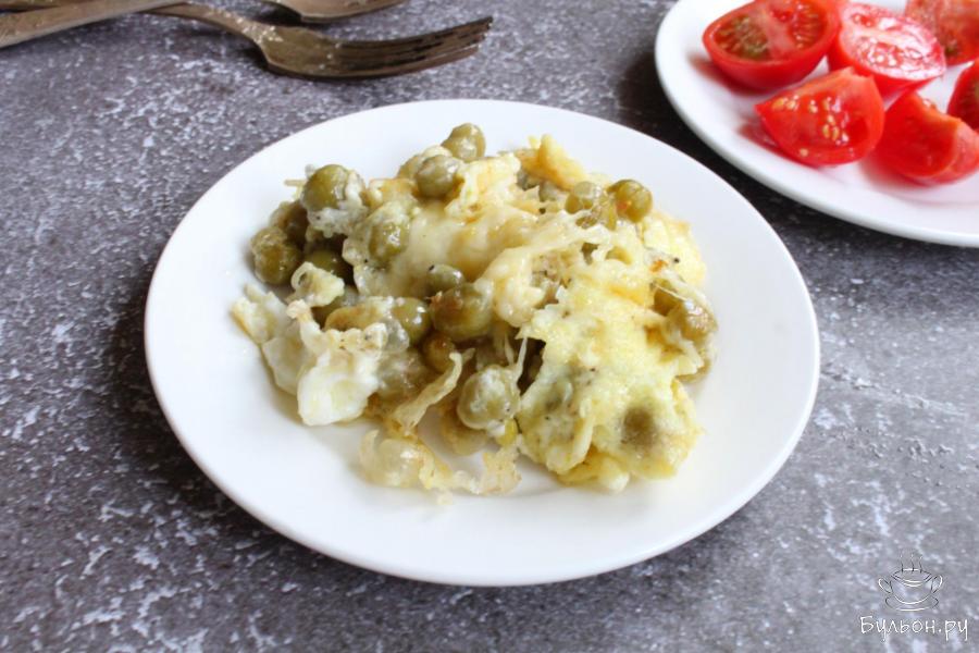 Яичница с зеленым горошком и сыром