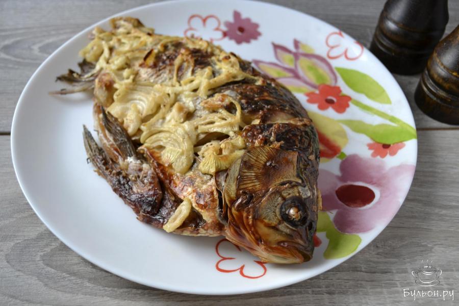 Карась с луком и сметаной, запеченый целиком в духовке