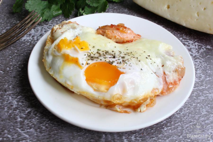 Яичница с сосисками, помидорами и сыром