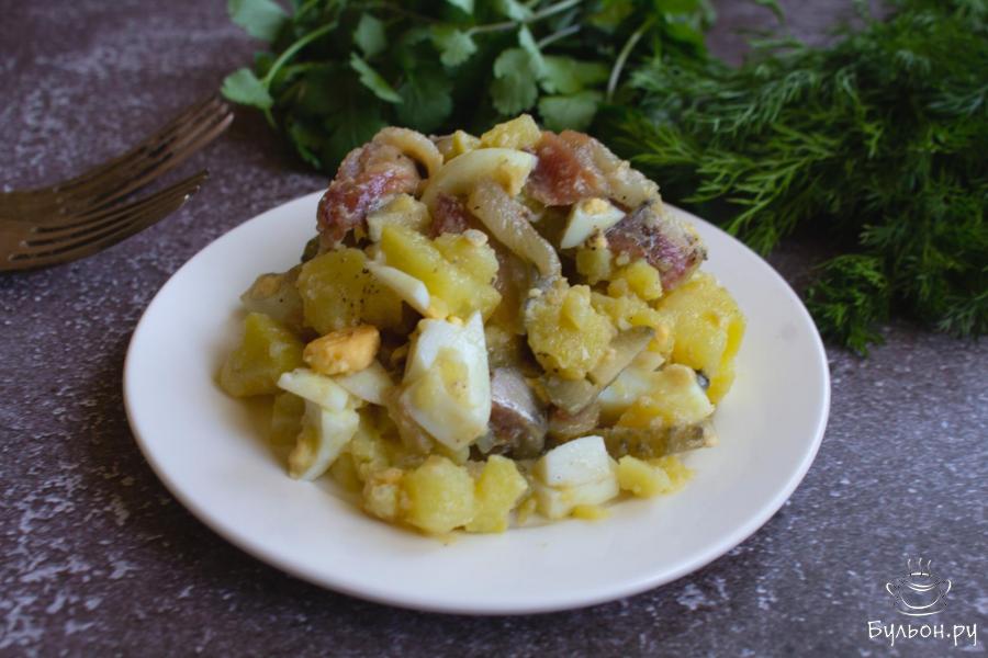 Картофельный салат с малосольной килькой и яйцом