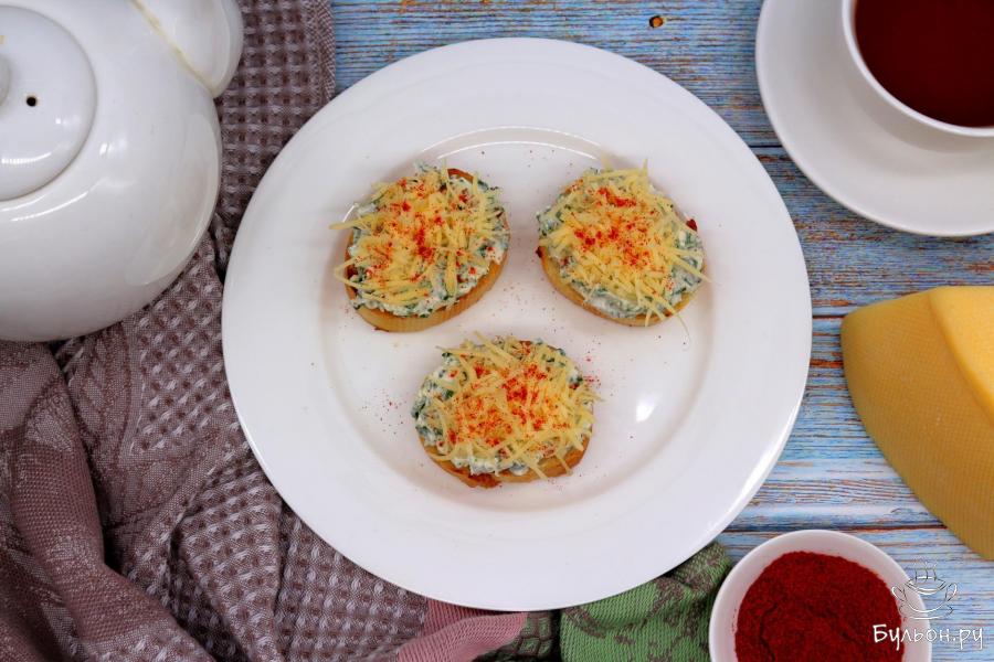 Мини тосты с сырно-шпинатной начинкой