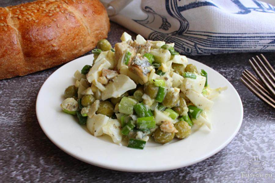 Салат с зеленым горошком и рыбными консервами