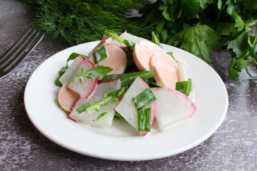 Салат с редисом, сосисками и зеленью