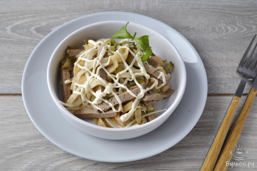 Салат из печени, блинов и маринованных огурцов