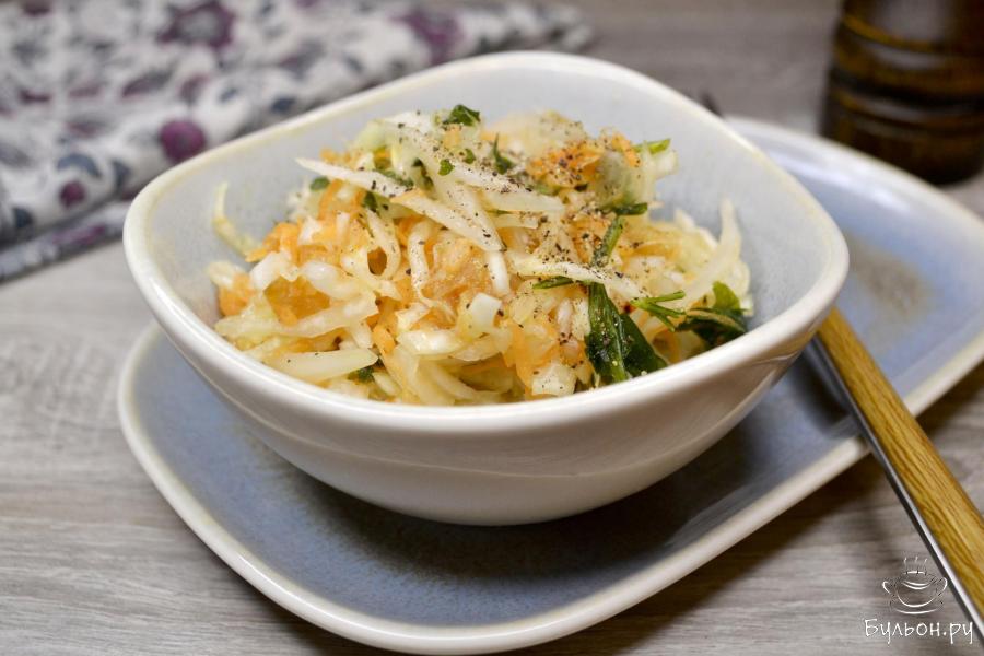 Салат из свежей капусты с луком, яблоком, морковью