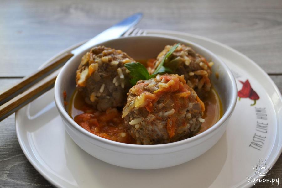 Тефтели с рисом на овощной подушке