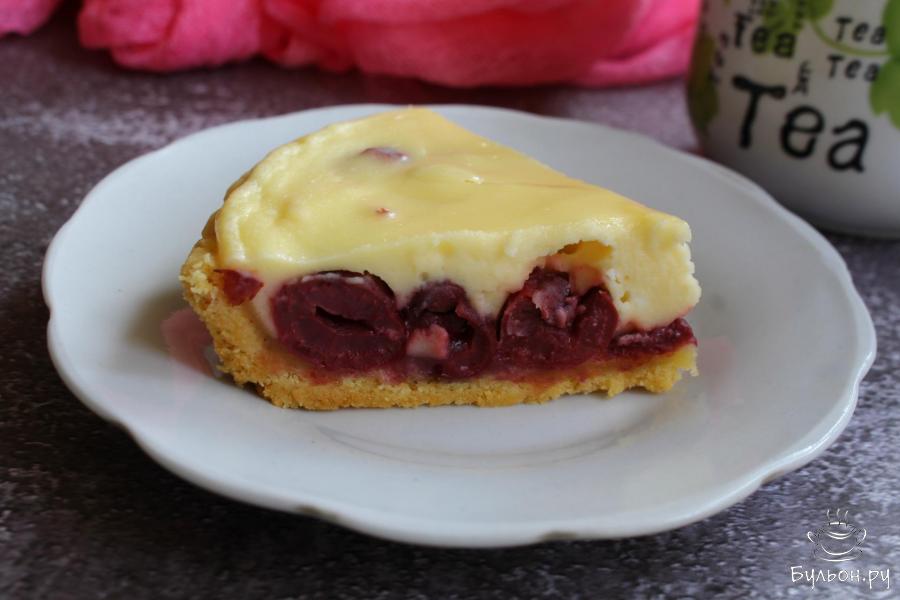 Нежный пирог с вишней под сливочной заливкой