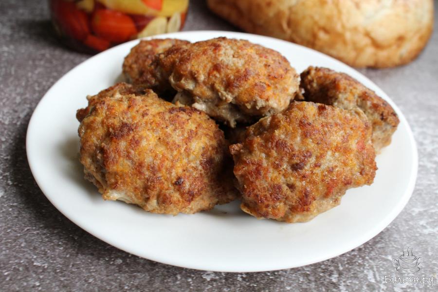 Мясные котлеты с морковью и помидорами