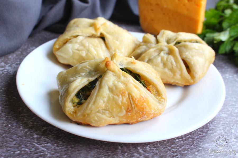 Слойки с начинкой из шпината, сыра и яиц
