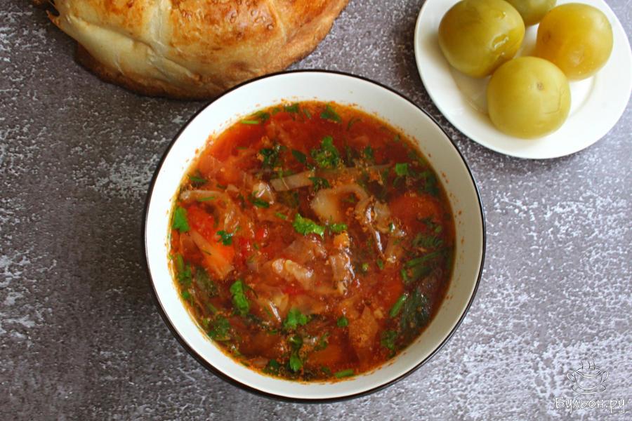 Постный борщ с капустой и солеными зелеными помидорами