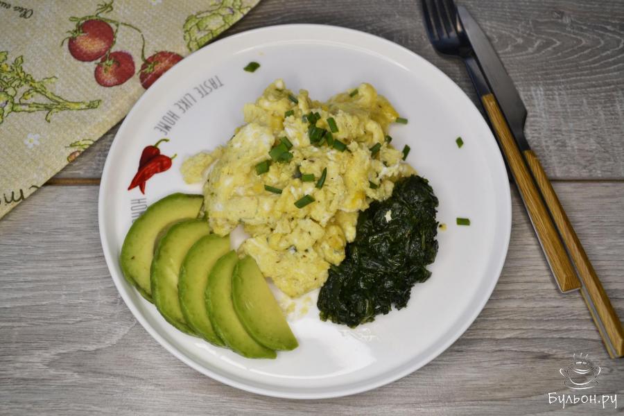 Яичница-болтунья с авокадо