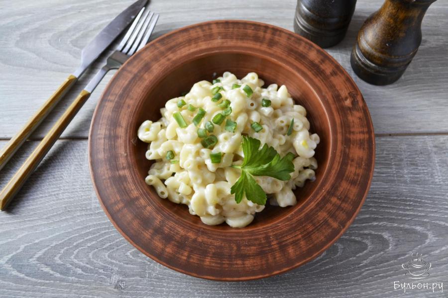 Макароны в молочном сырно-луковом соусе