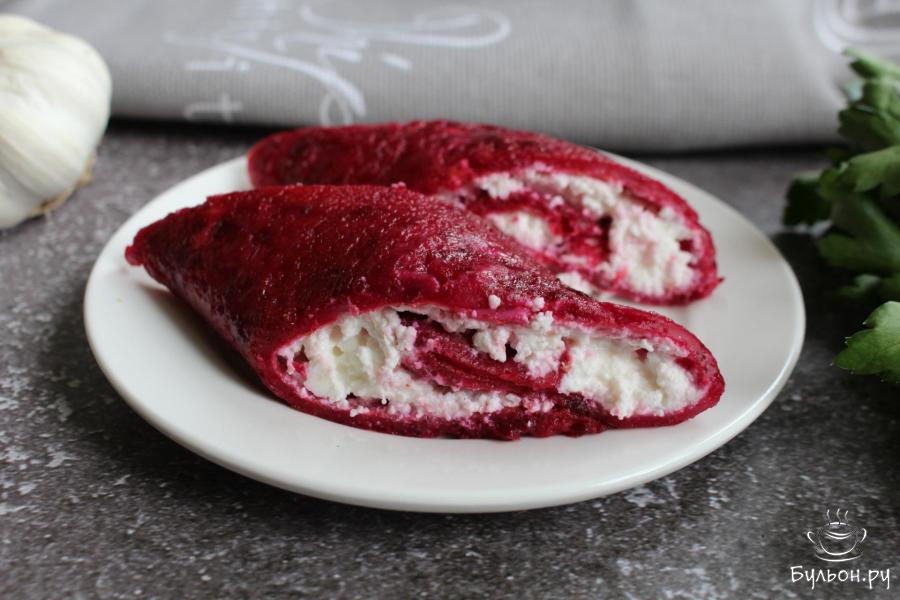 Свекольные блины с творожной начинкой