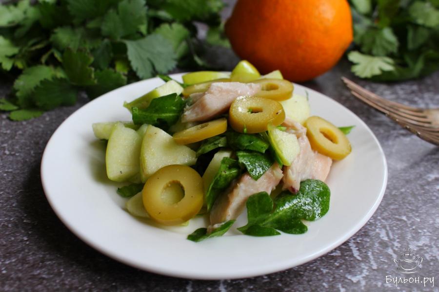 Легкий салат с курицей, яблоками и оливками