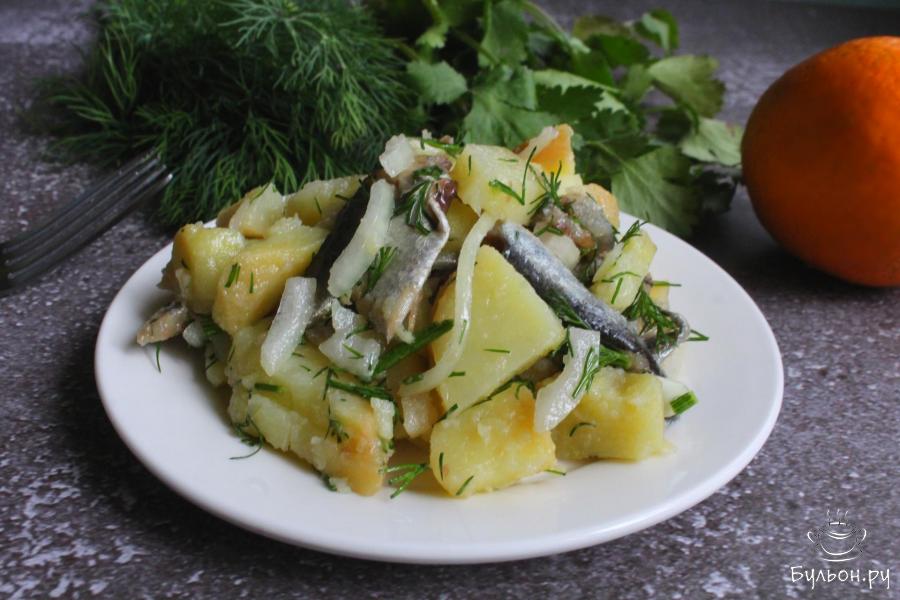 Картофельный салат с малосольной килькой