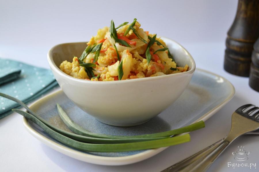 Жареная капуста с яйцом на сковороде