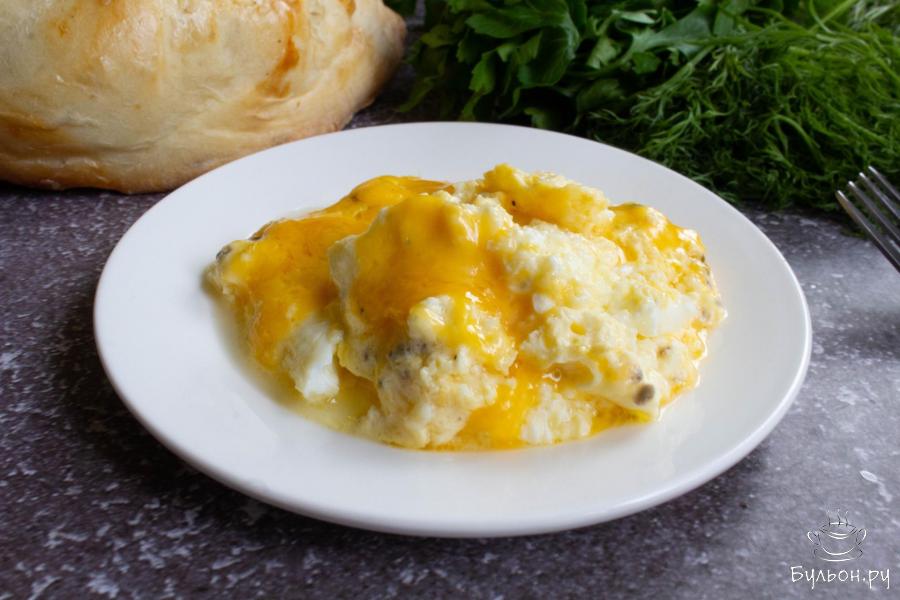Яичница с творогом и сыром