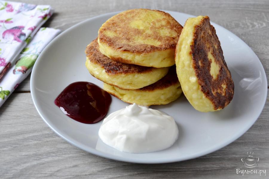 Сырники с кукурузной мукой на сковороде