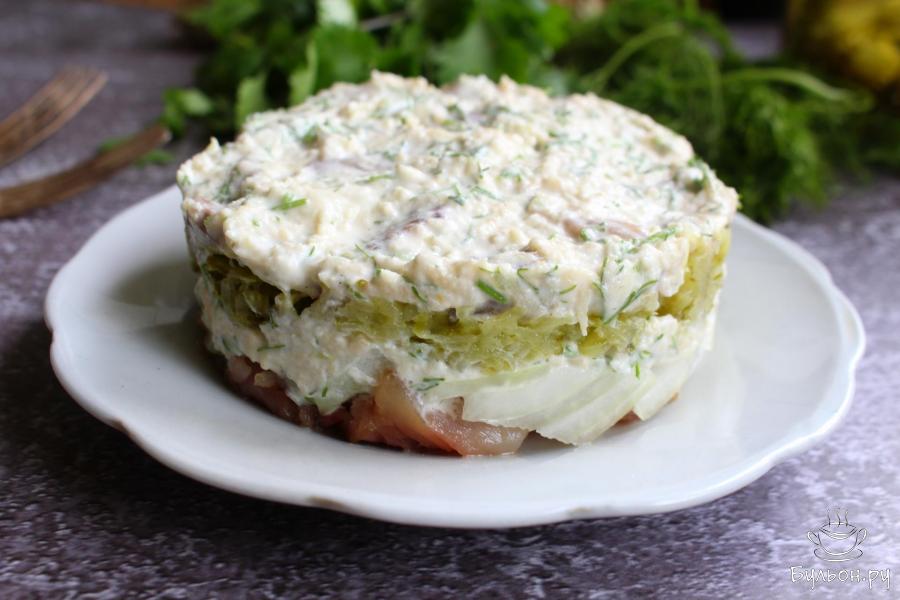 Слоеный салат с сельдью, яблоком и маринованными огурцами