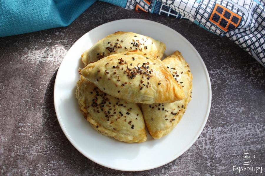 Слоеные пирожки с джусаем в духовке