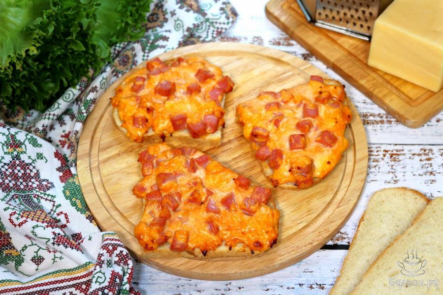 Горячие бутерброды с колбасой и сыром под соусом
