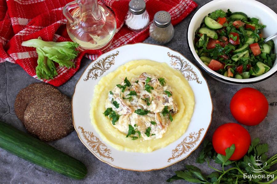 Тилапия с луком, тушеная в сметане