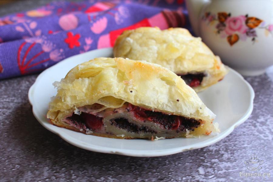 Рулет из слоеного теста с маком и вишней