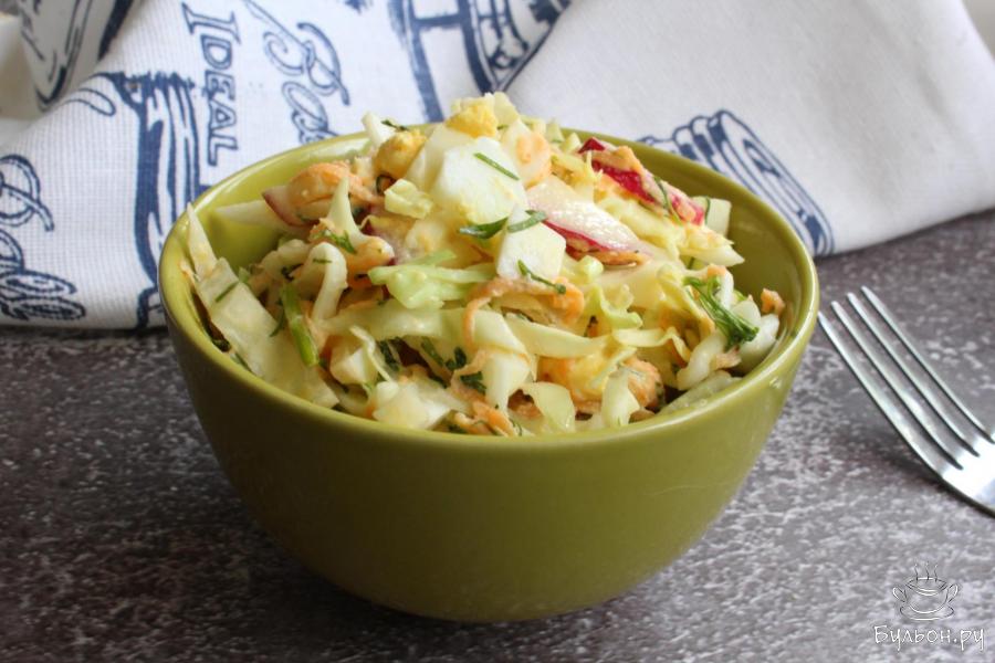 Капустный салат с морковью, редисом и яйцом