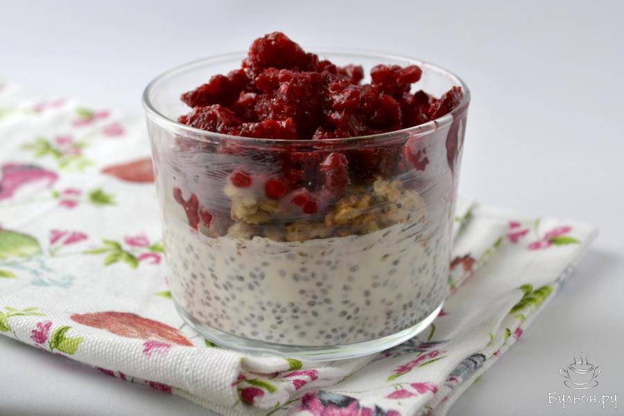 Чиа пудинг с мюсли и малиной