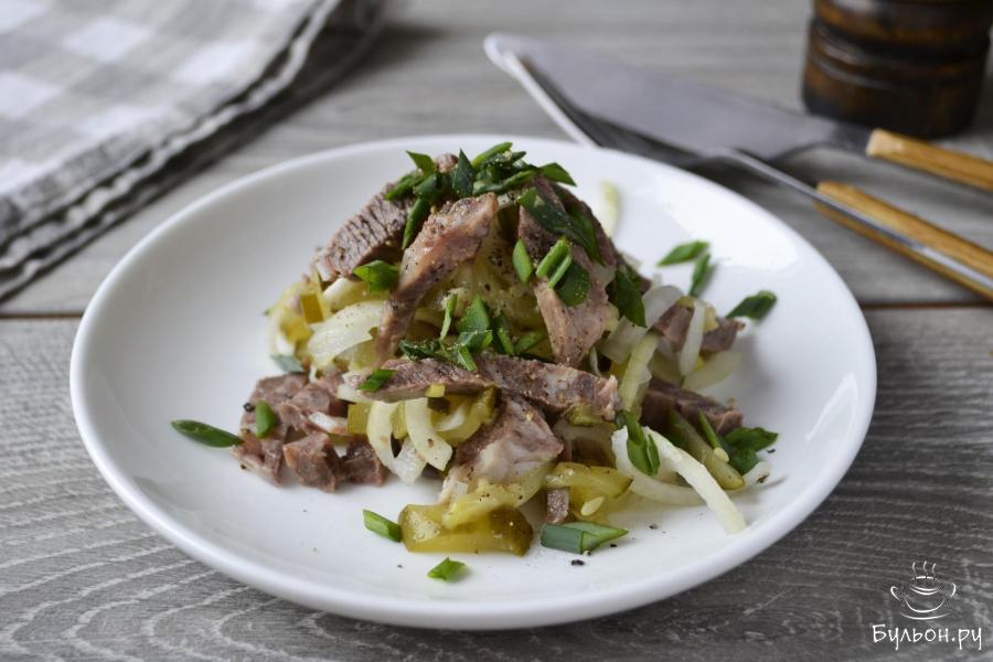 Салат из вареной говядины, огурцов и маринованного лука