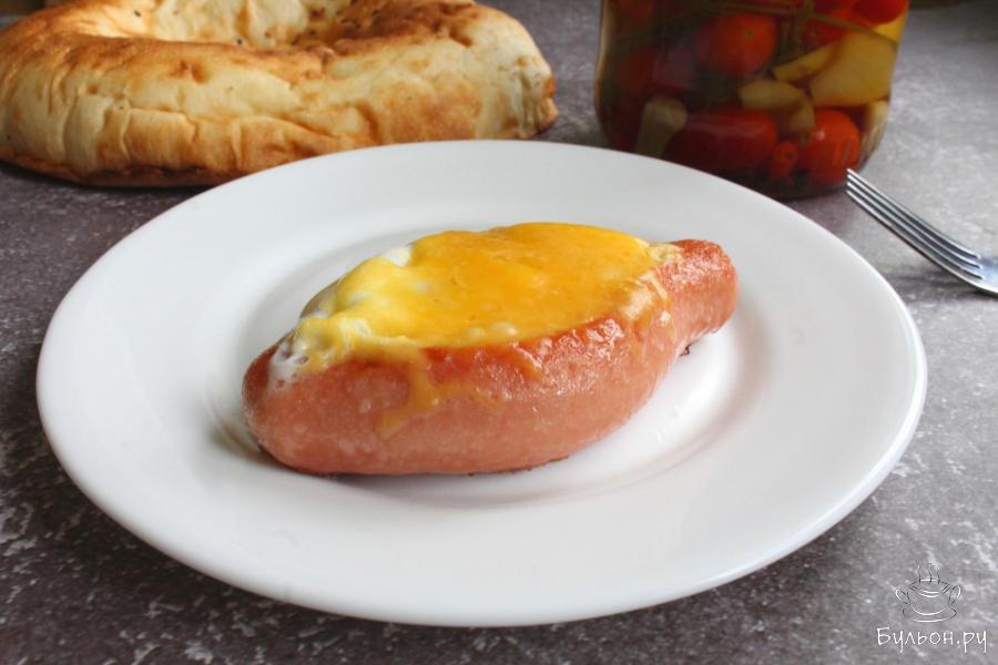 Яичница с сыром в лодочке из сосиски