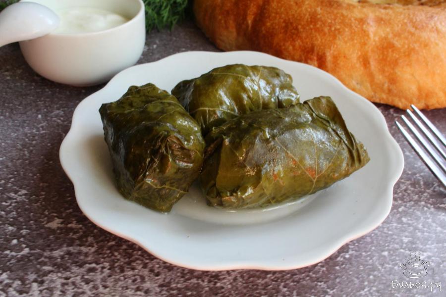 Толма со свежими виноградными листьями