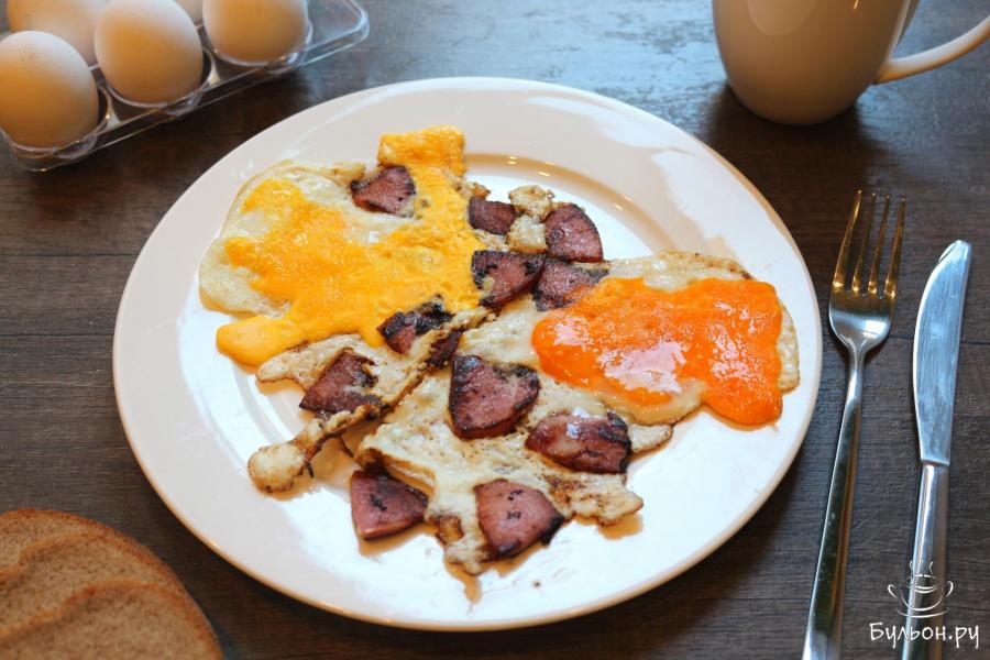 Яичница с колбасой на сливочном масле