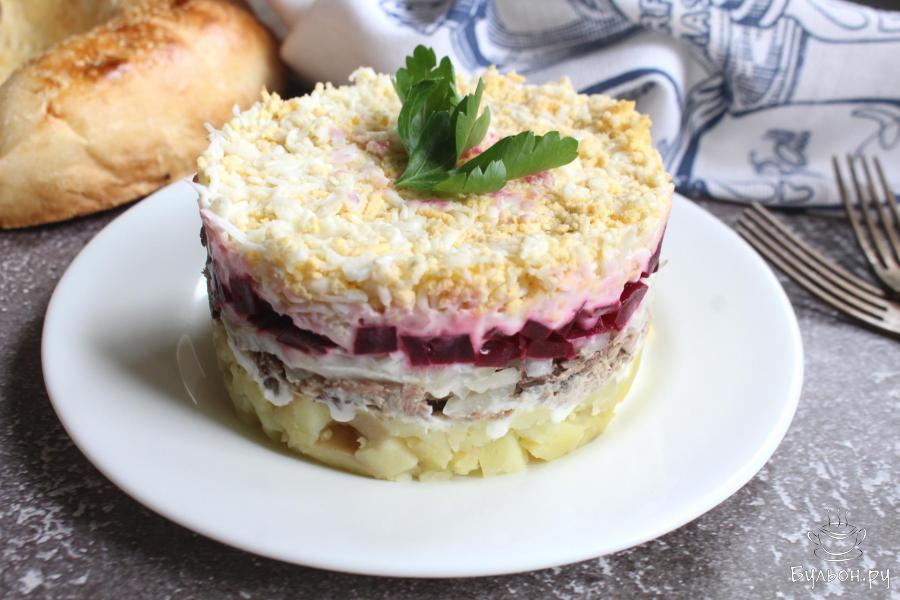 Слоеный салат с рыбными консервами и овощами