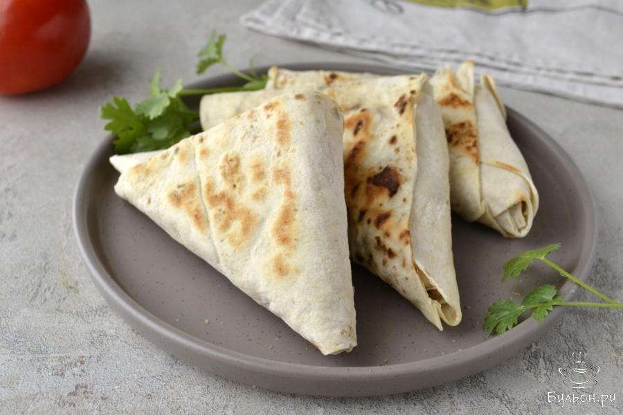 Треугольники из лаваша с помидорами и творожным сыром