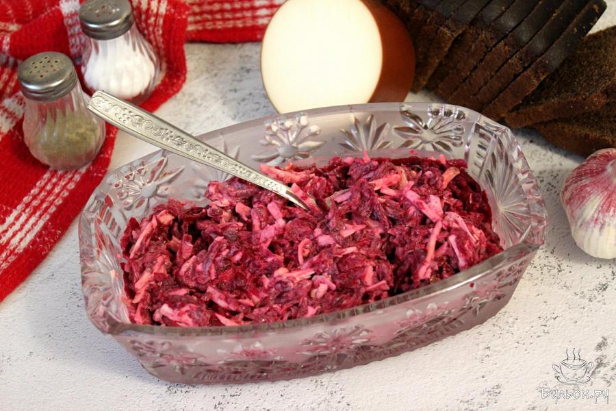 Салат со свеклой и копченым сыром