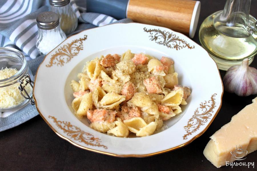 Ракушки с форелью в сливочном соусе